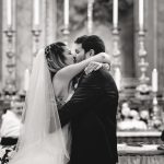 Gli sposi si baciano davanti l'altare della Cattedrale.