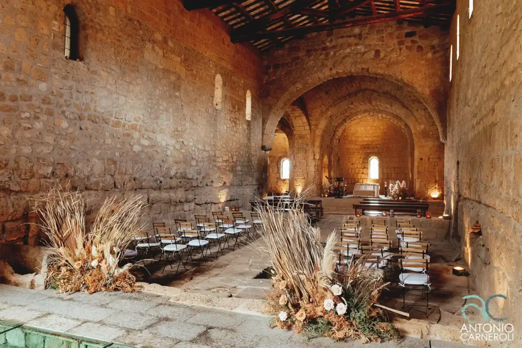The atmospheric setting of the ceremony in the church of San Giusto Abbey