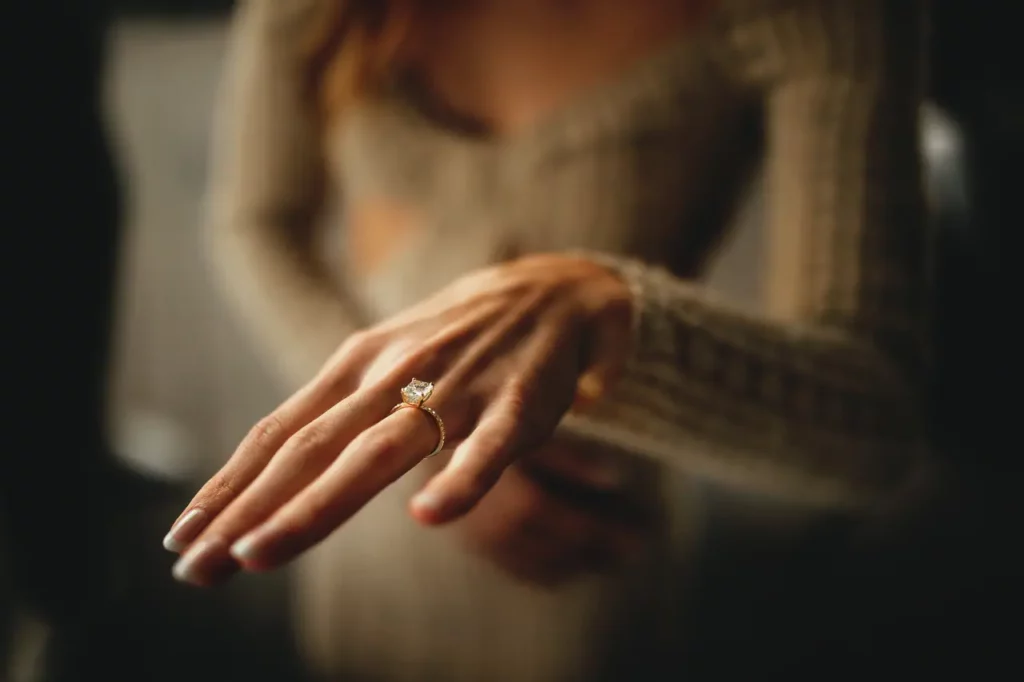 Donna che mostra un anello di fidanzamento.